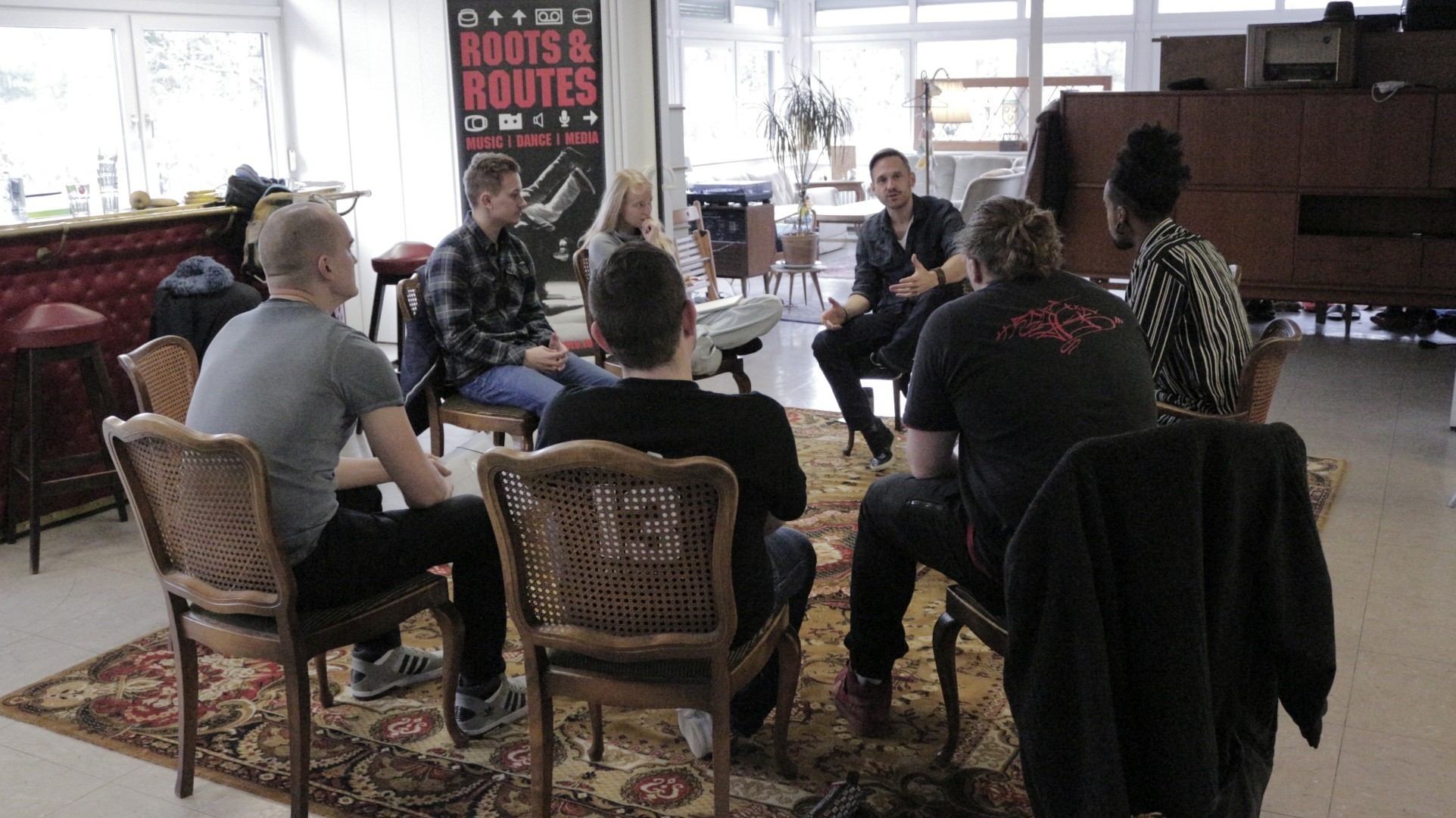 LevelUp 2017 – workshop I Mehrere Personen sitzen auf Stühlen in einem Kreis zusammen. Foto © Sascha Düx